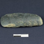 Herminette en pierre polie témoignant de la présence amérindienne sur le site de l'îlot